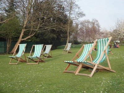 Deck_chairs_at_Regent's_Park_boating_lake
